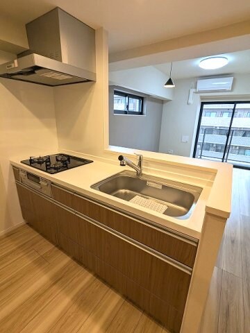 物件内観写真4　(グリル付ガス3口システムカウンターキッチン、瀟洒でお手入れ楽)