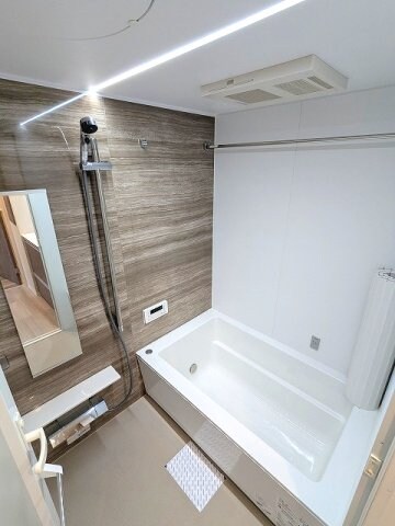 物件内観写真5　(追焚オートバス、浴室換気乾燥機、浴室のLED照明は明るさダウ)