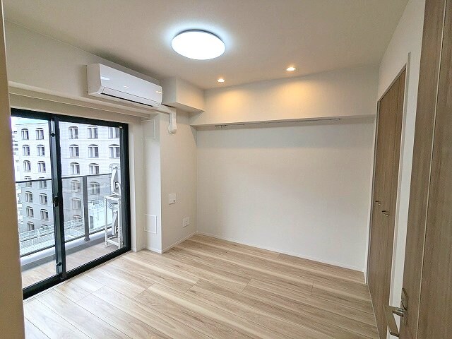 物件内観写真7　(リビング隣の5.7帖洋室
リビングと各洋室にエアコンと照明・)