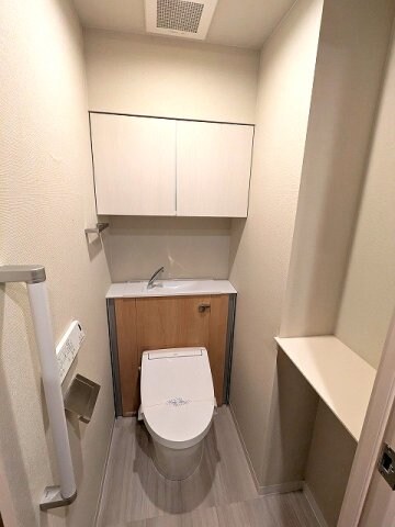 物件内観写真10　(瀟洒で節水効果あるタンクレス温水洗浄便座、棚付きです)