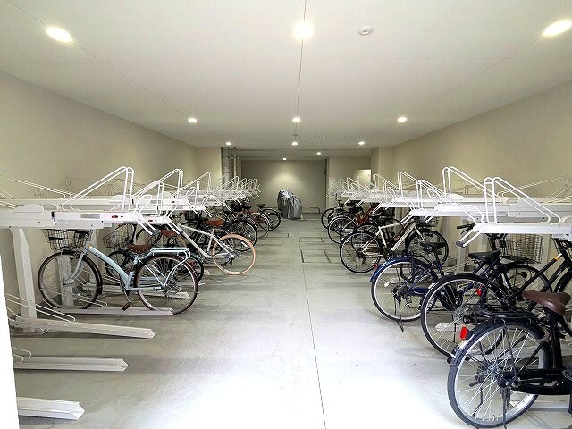 物件内観写真18　(屋内屋根付き駐輪場)