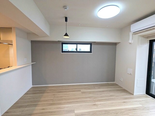 物件内観写真22　(カウンターキッチン
リビングと各洋室にエアコンと照明・ダウン)