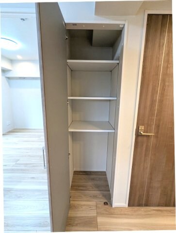 物件内観写真23　(リビングの収納です)