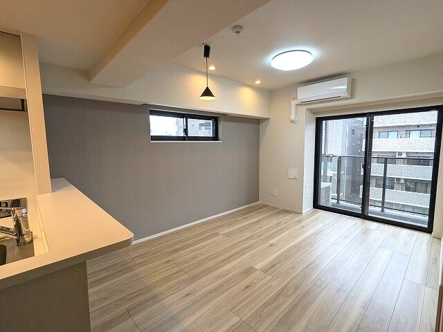 物件内観写真24　(カウンターキッチン
リビングと各洋室にエアコンと照明・ダウン)