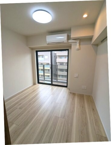 物件内観写真25　(リビング隣の5.7帖洋室
リビングと各洋室にエアコンと照明・)