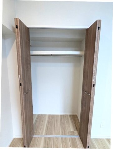 物件内観写真26　(リビング隣の5.7帖洋室のクローゼットです)