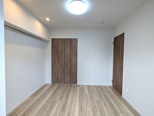 物件内観写真28　(リビング隣の5.7帖洋室
リビングと各洋室にエアコンと照明・)