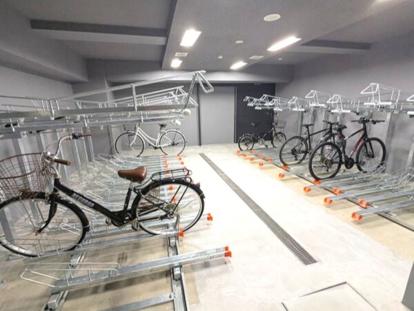 建物設備(オートロックドアの屋内自転車置場)