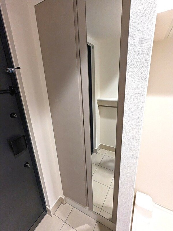 建物設備(姿見鏡付き、傘入れ付きの収納豊富なトールタイプのシューズBO)