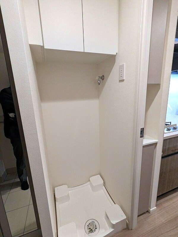 建物設備(お手入れしやすい様に排水口を手前中央に配置し、足高の防水パン)