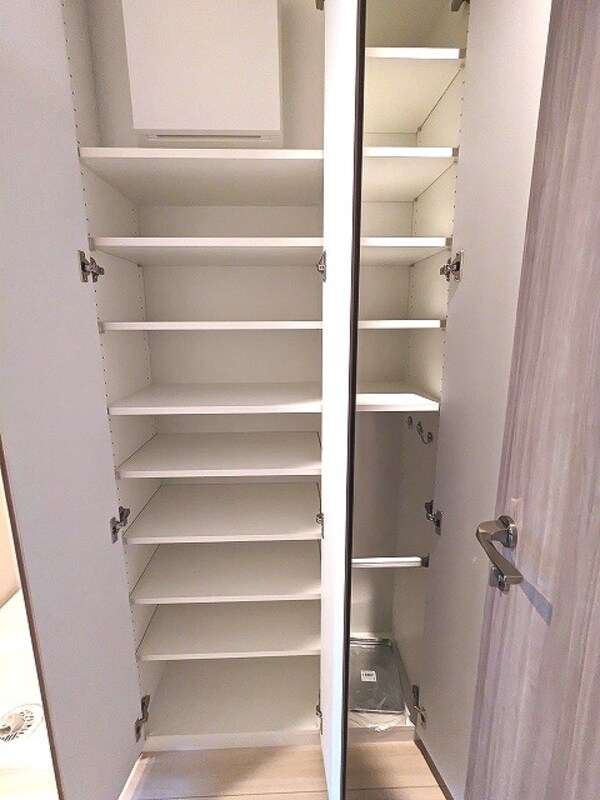 玄関(傘入れ付きで収納豊富なトールタイプのシューズＢＯＸ)