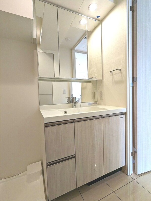洗面・脱衣所(トイレと独立した3面鏡付、ハンドシャワー付独立洗面室、洗面台)