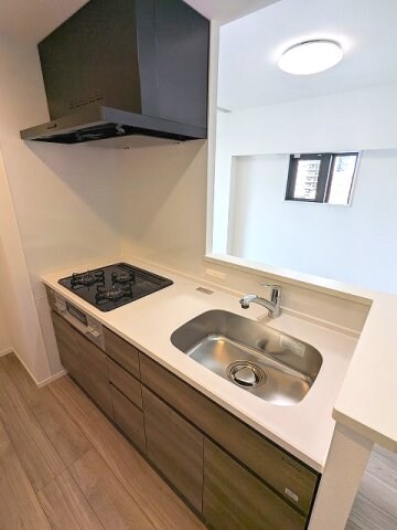 物件内観写真4　(グリル付ガス3口システムカウンターキッチン、瀟洒でお手入れ楽)