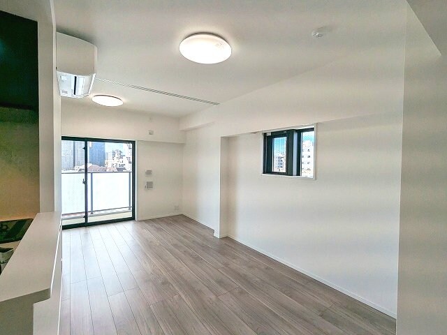 物件内観写真6　(リビングと4.5帖洋室、リビングにエアコン・照明・収納付き、)