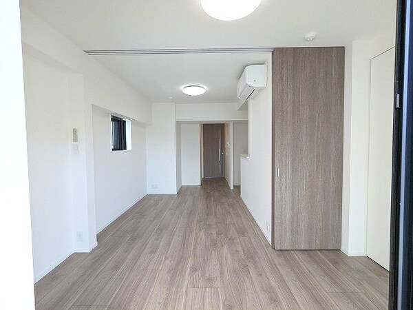 居室(リビングにエアコン・照明・収納付き、カウンターキッチン、角部)