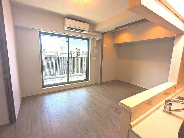 物件内観写真3　(DKと3.8帖洋室のスライドドアを広げて12.4帖のリビング)