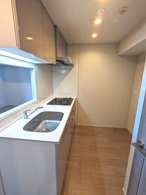 物件内観写真4　(グリル付ガス3口システムカウンターキッチン、瀟洒でお手入れ楽)