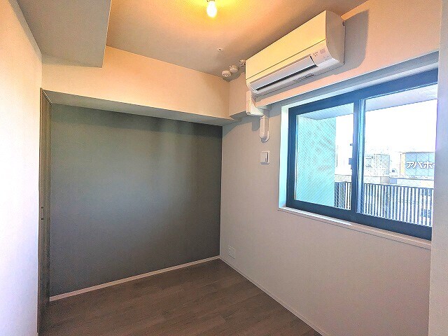 物件内観写真7　(4帖洋室、エアコン付、形の良い室内空間で家具の配置や生活便利)