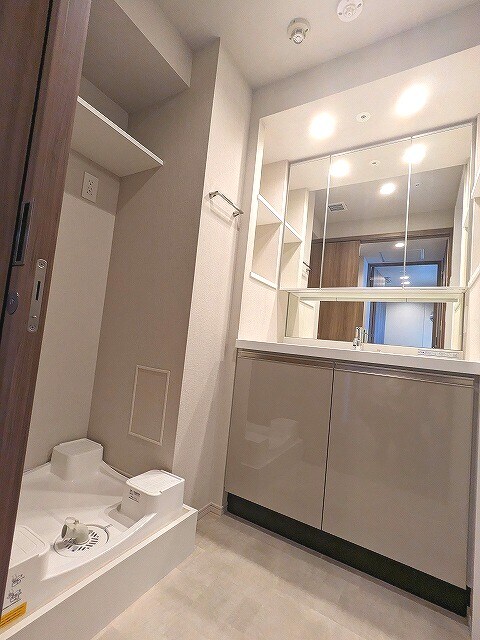 物件内観写真8　(トイレと独立した洗面室です。三面鏡付きワイドな洗面台。脱衣室)