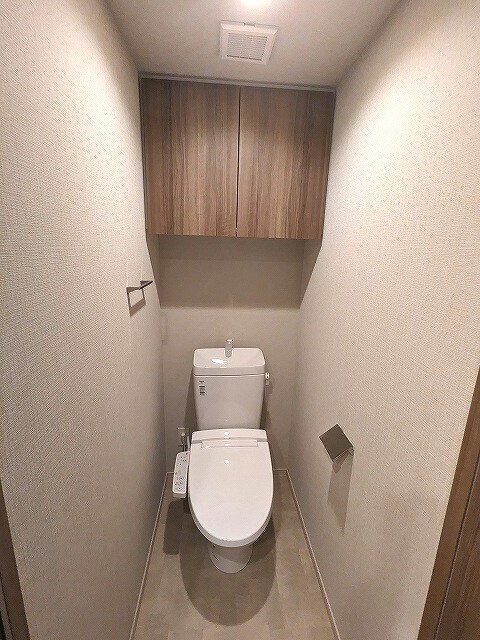 物件内観写真9　(洗面室・浴室と独立した温水洗浄便座です)