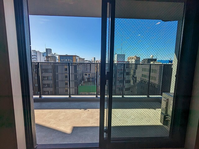 物件内観写真12　(ルーフバルコニー、12Fの眺望、窓はペアサッシを採用し室内静)