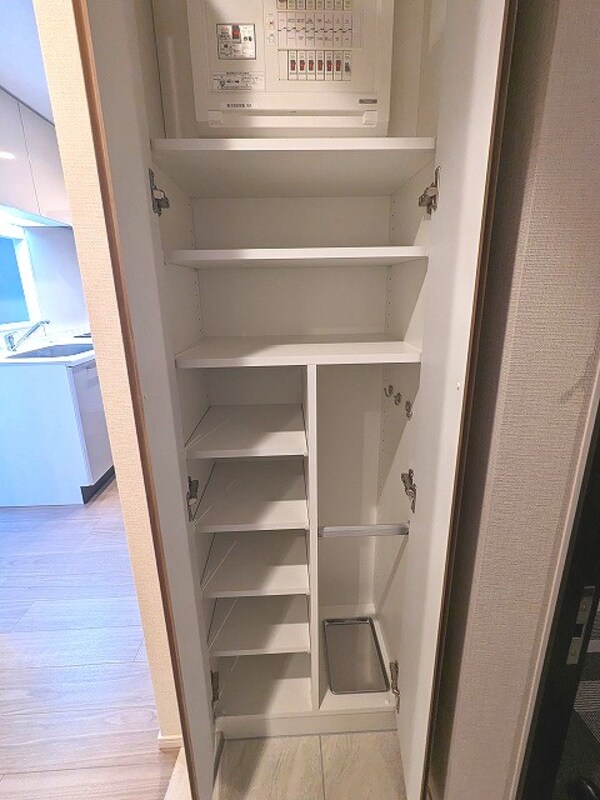 建物設備(傘入れ付きで収納豊富なトールタイプのシューズＢＯＸです)