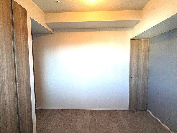 建物設備(4帖洋室。形の良い室内空間で家具の配置や生活便利です。四方角)