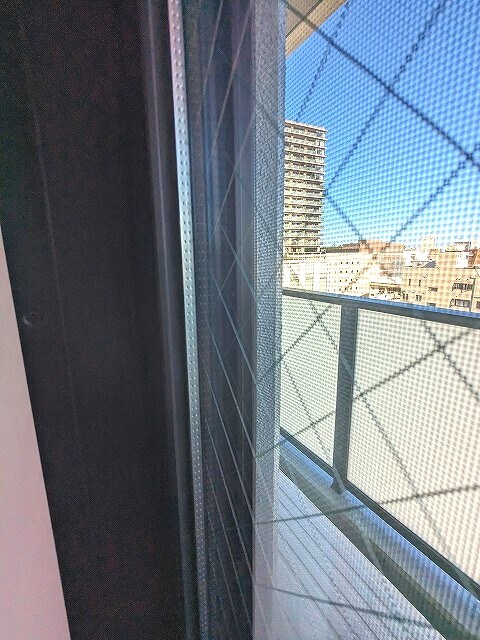 物件内観写真28　(窓はペアサッシを採用し室内静かです。)