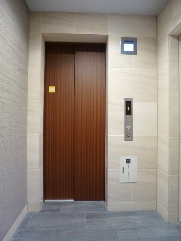建物設備(モニター付セキュリティエレベーターです)