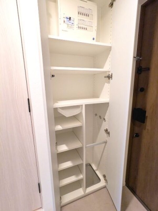 玄関(傘入れ付き収納豊富なトールタイプのシューズＢＯＸ)