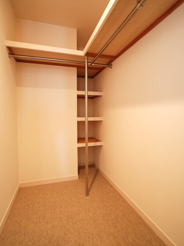 物件内観写真12　(ウォークインクローゼット・同タイプ参照)
