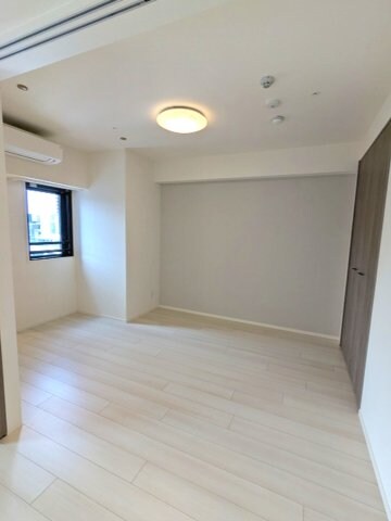 物件内観写真7　(7.2帖洋室、エアコン・照明・クローゼット付、取り外し可能な)