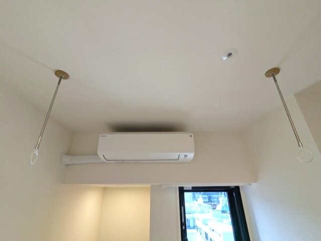 物件内観写真29　(7.2帖洋室、取り外し可能な室内物干し設備付きです)