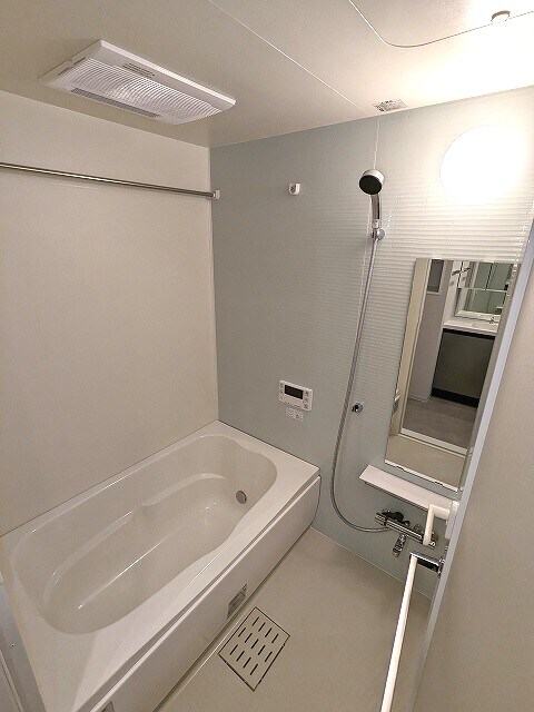 物件内観写真5　(追焚オートバス、浴室換気乾燥機)