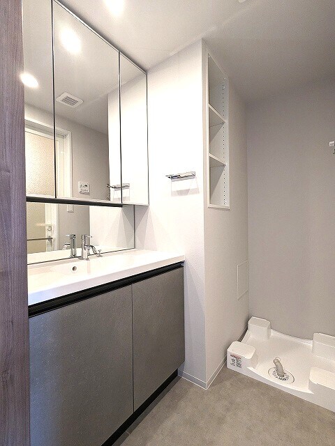 物件内観写真10　(三面鏡付独立洗面室、洗濯機置場は排水口のお手入れがし易い様に)