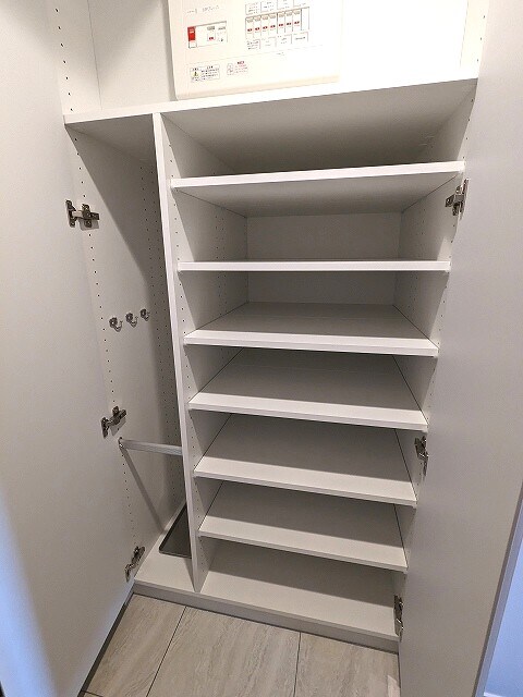 物件内観写真12　(収納豊富なトールタイプのシューズＢＯＸです)