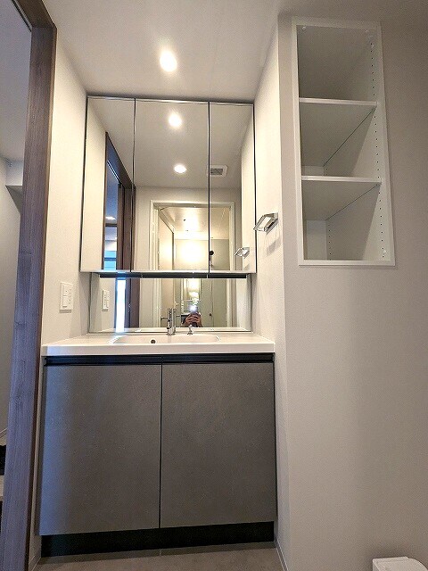 物件内観写真29　(三面鏡付独立洗面室)