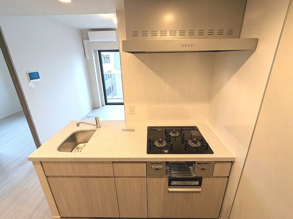 建物設備(グリル付ガス3口カウンターシステムキッチン、瀟洒でお手入れ楽)