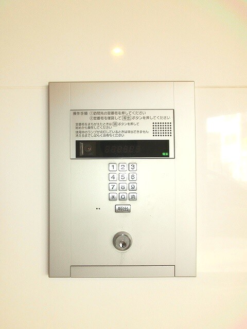 物件外観写真2　(モニター付オートロックセキュリティです)