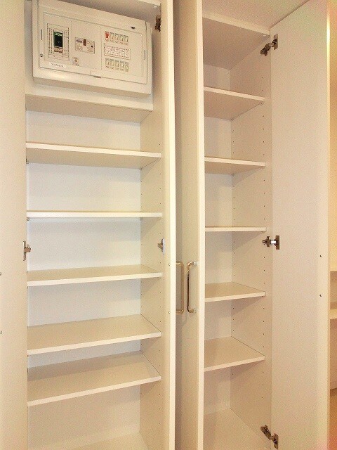物件内観写真10　(収納豊富なトールタイプのシューズＢＯＸです)