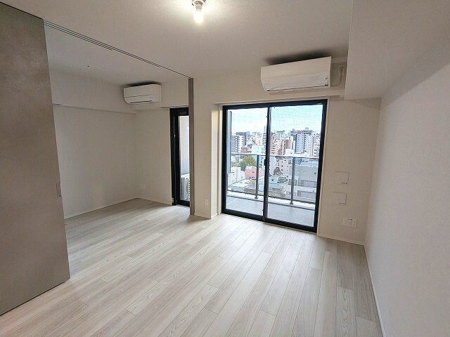 物件内観写真3　(エアコン3台付、リビングには高性能エアコン、インターネットW)