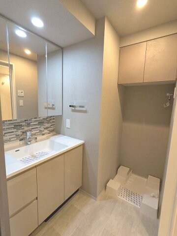 物件内観写真9　(トイレと独立した洗面室に洗濯機置場、三面鏡・ハンドシャワー付)