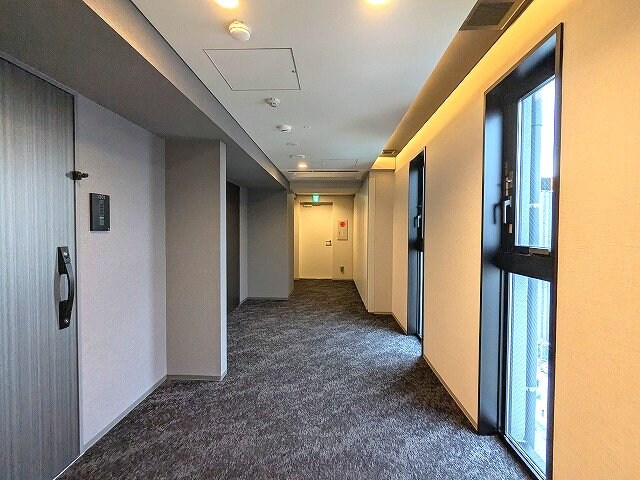 物件内観写真21　(上層階は窓付きのホテルライクな内廊下)