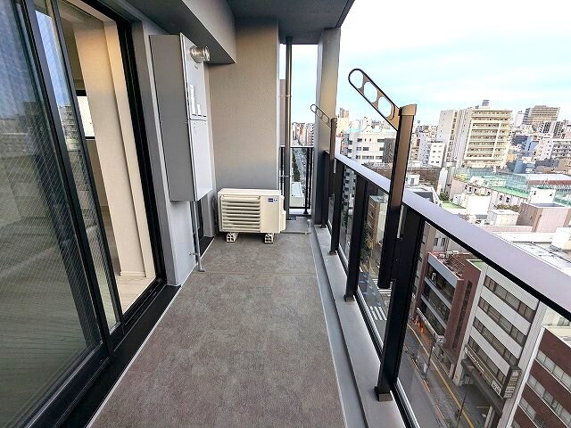 物件内観写真12　(12Fワイドバルコニー、南向き上層階は日当り眺望良好、洗濯物)