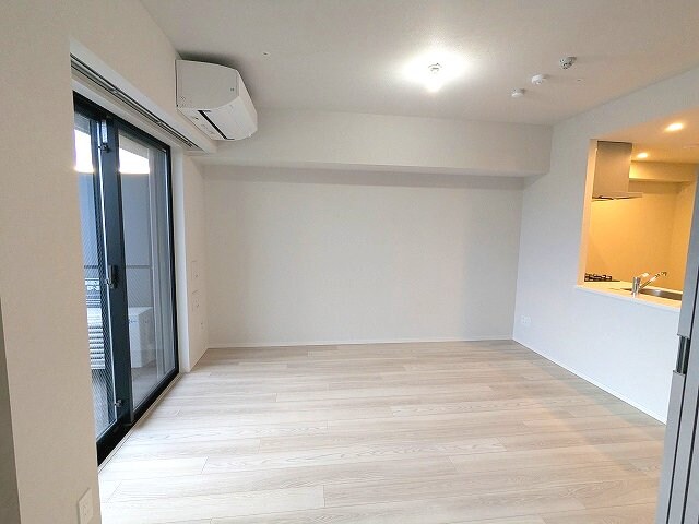 物件内観写真26　(カウンターキッチン、エアコン3台付、リビングには高性能エアコ)