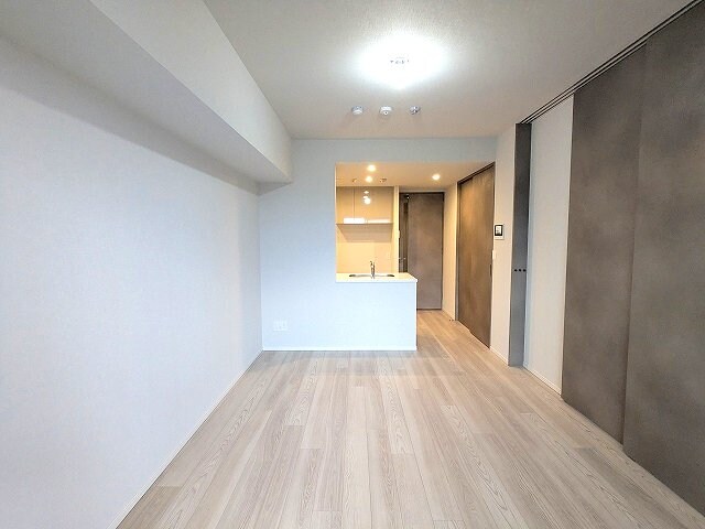 物件内観写真28　(カウンターキッチン、エアコン3台付、リビングには高性能エアコ)