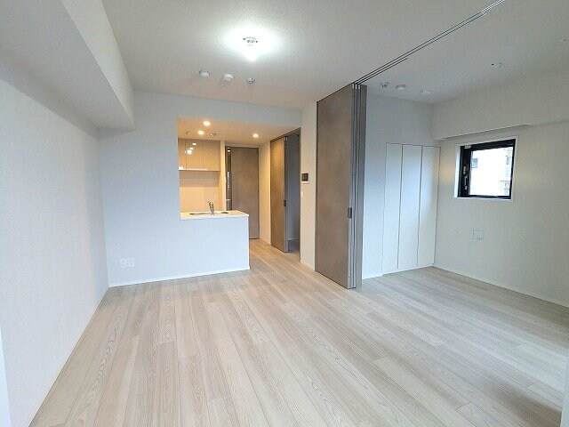 物件内観写真6　(カウンターキッチン、エアコン3台付、リビングには高性能エアコ)