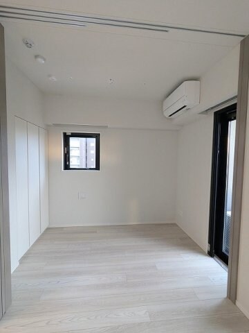 物件内観写真7　(3.4帖洋室、南向きバルコニーに面した角部屋2面採光の明るい)