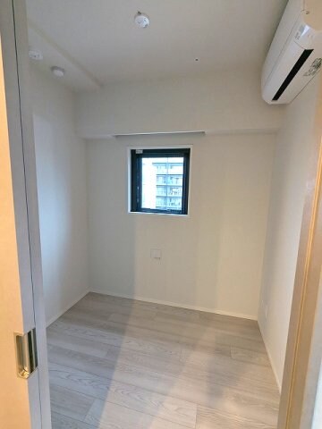 物件内観写真8　(2.6帖洋室、角部屋、エアコン・クローゼット付き)