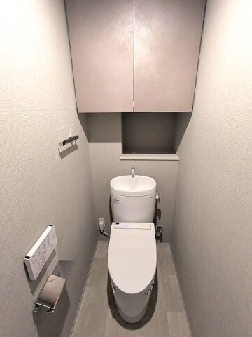 物件内観写真10　(洗面室と独立した温水洗浄便座、ペーパーホルダーにスマホストレ)